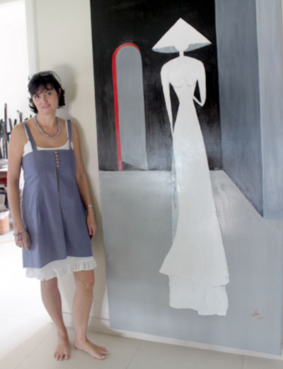 Helene Kling bên một bức họa thiếu nữ mặc áo dài, đề tài yêu thích của chị.