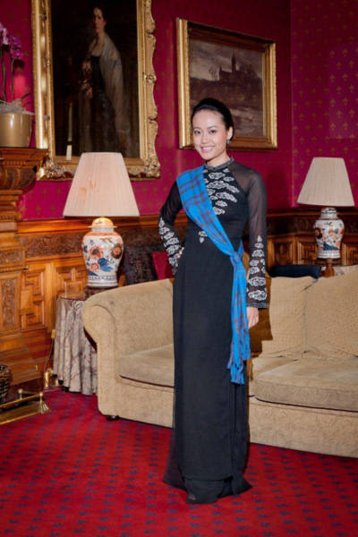 Khi cùng đoàn lưu lại tại một lâu đài cổ ở Scotland, Hồng Ánh diện bộ áo dài truyền thống Việt Nam màu đen tuyền với các họa tiết trắng nền nã. Cô còn vắt chéo chiếc khăn tartan sash - chiếc khăn đặc trưng của người phụ nữ Scotland - để tạo dáng.