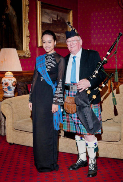 Diễn viên Hồng Ánh bên một người khách Scotland.