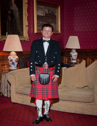 Đạo diễn Thanh Vân ngộ nghĩnh trong bộ trang phục truyền thống của đàn ông Scotland.