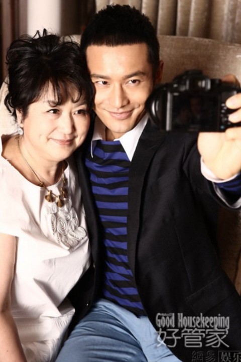 Nam diễn viên cũng không ngần ngại nắm tay mẹ khi đi dạo phố mua sắm. Anh kể: “Tôi chỉ cho mẹ sử dụng iPhone và mua hàng qua mạng trên trang Taobao”.