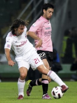 Pirlo (áo trắng) từng chơi rất hay trong màu áo Milan.