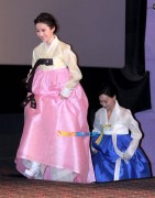 Lưu Diệc Phi "toát mồ hôi hột" khi mặc Hanbok