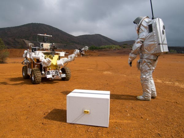 Môi trường giả lập sao Hỏa được Cơ quan vũ trụ châu Âu xây dựng tại vùng sa mạc Andalucia của Tây Ban Nha. Trong lần thử nghiệm đổ bộ lên sao Hỏa này, một nhà du hành vũ trụ trong bộ quần áo bảo vệ đặc biệt và được trợ giúp bởi một robot với các công cụ thiết yếu