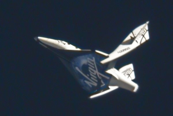 Hình ảnh tàu vũ trụ thương mại SpaceShipTwo của công ty Virgin Galactic thử nghiệm bay lần thứ hai thành công. Trong lần thử nghiệm này, SpaceShipTwo được máy bay ‘mẹ’ đưa lên độ cao gần hơn 15 km và lao về hướng Trái đất theo phương thẳng đứng.
