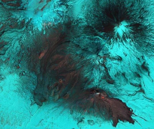 Vệ tinh của Cơ quan vũ trụ Mỹ (NASA) đã ghi lại hình ảnh núi lửa Bezymianny (Nga) phun trào vào ngày 22/4 vừa qua. Núi lửa Bezymianny, được bao phủ phần lớn bởi băng tuyết, bất ngờ hoạt động trở lại vào ngày 14/4. Những phần màu xám trong ảnh là đá và nham thạch phun trào, trong khi, phần màu xanh là băng bao phủ.