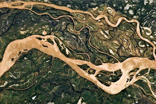 Bùn đất đổ về dòng sông Paraná ở gần thành phố Goya, Argentina sau một trận mưa lớn ở khu vực này vào đầu tháng trước. Hình ảnh này được chụp từ vệ tinh vào ngày 9/4 vừa qua.
