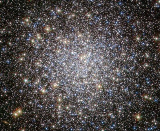 Kính thiên văn vũ trụ Hubble của NASA vừa ghi lại được hình ảnh mới nhất của chòm sao M5 với những ngôi sao mới vừa được sinh ra. M5 là một trong nhưng chòm sao già nhất trong thiên hà, được hình thành cách đây 12 tỷ năm.