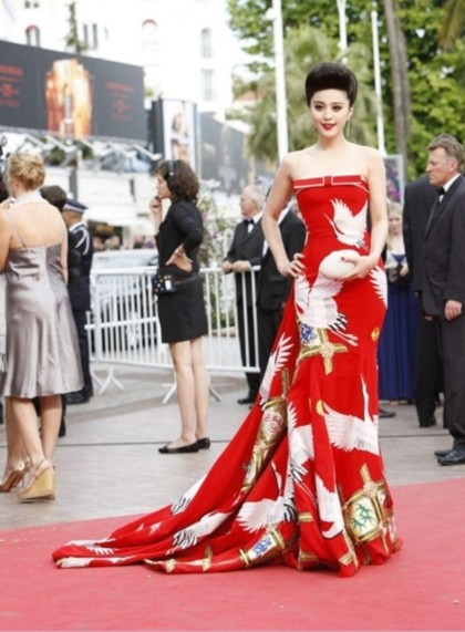 Người đẹp Trung Quốc Phạm Băng Băng lộng lẫy trong váy đỏ.