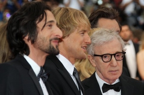(Từ trái sang) Hai diễn viên Adrien Brody, Owen Wilson và đạo diễn Woody Allen hào hứng ra mắt bộ phim của họ 