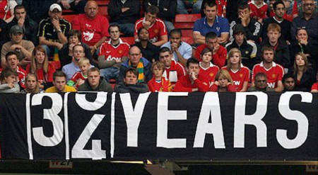 Những con số với hàm ý châm chọc Man City trên khán đài sân Old Trafford.