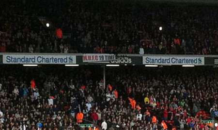 Những con số với hàm ý châm chọc Man City trên khán đài sân Old Trafford.