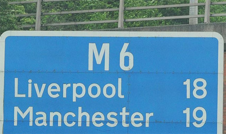 Những con số với hàm ý châm chọc Man City trên khán đài sân Old Trafford.