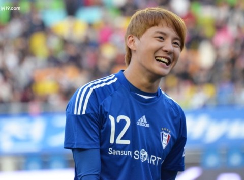 Ca sĩ Junsu của nhóm JYJ trên sân bóng. Ảnh: jyj19.