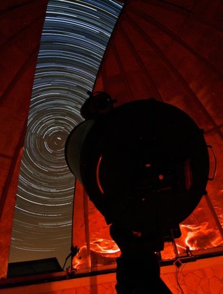 Hình ảnh những ngôi sao trong đêm tuyệt đẹp này được ghi lại bởi một kính thiên văn nghiệp dư ở Iran. Tác giả của bức ảnh này phải mất hai giờ liên tục để ghi lại quỹ đạo di chuyển của những ngôi sao ở Bắc Cực.
