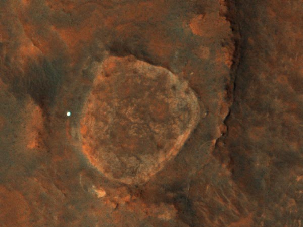 Tàu thăm dò sao Hỏa Mars Reconnaissance Orbiter vừa ghi lại hình ảnh cận cảnh miệng hố lớn Gusev trên bề mặt hành tinh đỏ. Đây có thể là điểm điểm tàu thăm dò tự hành Spirit của NASA bị mắc kẹt và không thể truyền tín hiệu về Trái đất.