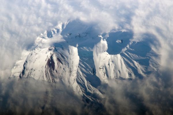 Núi lửa Avachinsky (Nga) cao hơn 2.741 m được bao phủ bởi một lớp tuyết trắng dày đặc. Hình ảnh này được ghi lại bởi một phi hành gia từ trên Trạm không gian quốc tế (ISS).