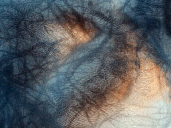 Tàu thăm dò sao Hỏa Mars Reconnaissance Orbiter của Cơ quan vũ trụ Mỹ (NASA) vừa ghi lại được hình ảnh một vùng ở miền nam của hành tinh đỏ, từ độ vao hơn 250 km. Những màu sáng là những cồn cát, phần màu tối là các vật chất dưới bề mặt.
