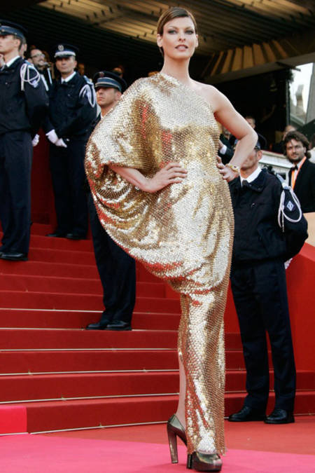 At the 2008 Cannes premiere of Indiana Jones and the Kingdom of the Crystal Skull, Linda Evangelista proved that she’s still got it, looking statuesque in this show-shopping asymmetric gold gown by Lanvin
