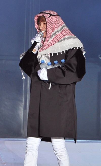 Trưởng nhóm Lee Teuk giới thiệu mình trong màn hóa trang làm hoàng tử Ả Rập.