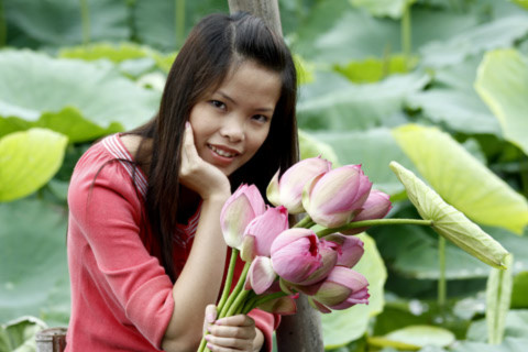 Giá thuê hậu cảnh sen để chụp ảnh năm nay đắt hơn năm ngoái khoảng 20%. Mỗi lượt vào chụp ảnh (không giới hạn thời gian, số người), người thuê phải trả 150.000 đồng. Ảnh: Tuệ Minh