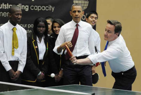Trong chuyến thăm trường học Globe Academy ở miền nam London, Obama đã hỏi khi bước vào phòng tập thể dục với ống tay áo xắn lên: 