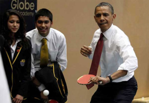 Cuối cùng, một ván đấu đã diễn ra giữa một bên là Obama và Cameron và bên còn lại là hai em học sinh.