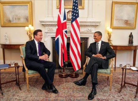 Tổng thống Mỹ Barack Obama và Thủ tướng Anh David Cameron tại số 10 phố Downing. Ảnh: