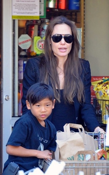 Pax Thien bên mẹ Angelina Jolie. Ảnh: NPG