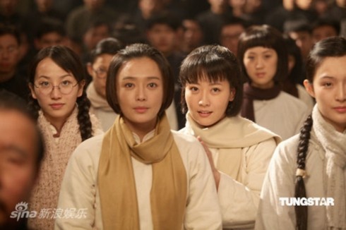 Tần Lam vai một nữ sinh viên yêu nước.