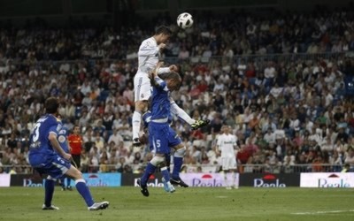 Ronaldo bật cao đánh đầu mở tỷ số trong trận thắng Getafe 4-0.