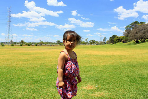 22 tháng tuổi. Tôi du học Úc. Và Melbourne đón chào tôi với chút nắng cuối hè gắt gỏng… (ảnh chụp ở công viên Footscray).