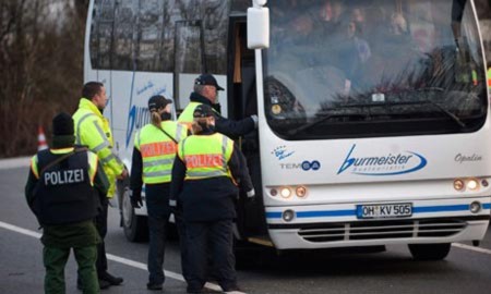 Cảnh sát Đan Mạch kiểm tra một chiếc xe buýt đường dài tại biên giới với Đức. Ảnh: EPA.