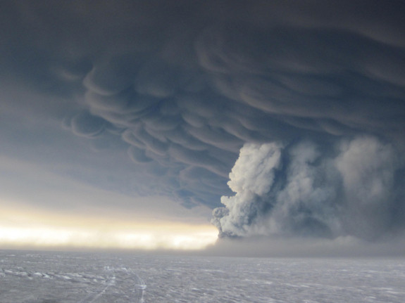 Nằm giữa sông băng Vatnajokull, Grimsvotn là ngọn núi lửa hay hoạt động nhất ở Iceland.