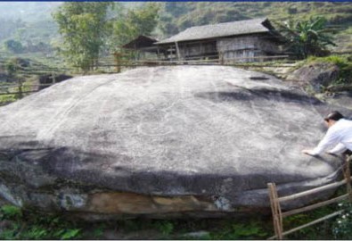 Sững sờ bãi đá cổ bí ẩn ở Hà Giang