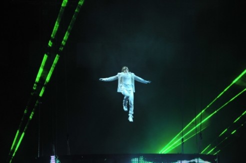 Dong Hae bắt đầu đêm diễn bằng màn bay lên cao từ dưới hầm, khiến hàng ngàn khán giả hâm mộ hò reo, la hét đến khán giọng, mở màn cho một đêm nhạc sôi động.