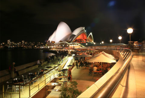 Không chỉ là nơi diễn ra vô số hoạt động văn hóa mang tính hàn lâm. Sydney Opera House còn là nơi hội tụ những màn trình diễn của các nghệ sĩ đường phố và hệ thống các nhà hàng, quán bar, cà phê duyên dáng dọc lối ra từ ga Circular Quay cho đến nhà hát này. Tất cả quyện hòa thành một tổng thể hiện đại, mời gọi khách du lịch bốn phương dừng chân thưởng ngoạn nét quyến rũ của công trình kiến trúc độc đáo này. Đắm chìm trong bầu không khí trong lành và làn gió biển mát rượi, tôi có thể ngồi hàng giờ để ngắm nhìn tầng tầng lớp lớp vỏ sò nhấp nhô như sóng biển của Sydney Opera House và thấy thêm yêu đắm say thành phố này !