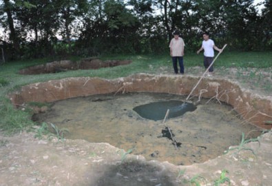 Tận mắt xem hai hố sâu như bể bơi cạnh nhà dân