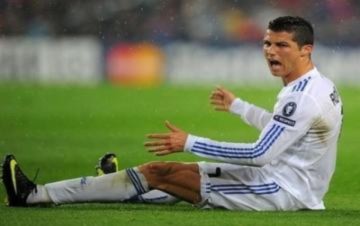 Theo chân Mourinho, Ronaldo tố UEFA nâng đỡ Barca