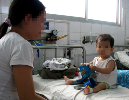 Bệnh nhi tay chân miệng điều trị tại Bệnh viện Nhi Đồng 1. Ảnh: Cao Lâm.