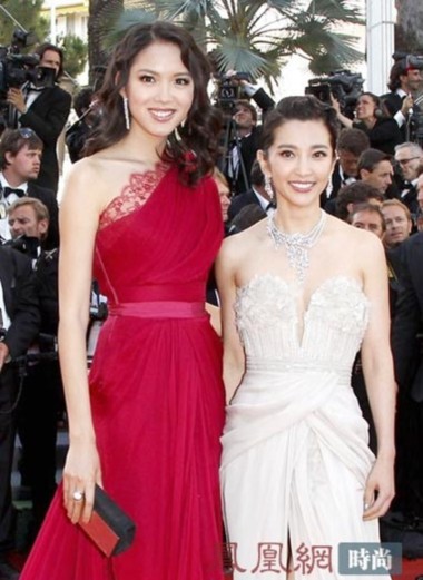 Hoa hậu chụp ảnh cùng nữ diễn viên Lý Băng Băng.