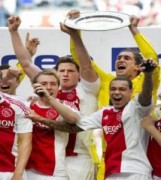 Vụ đánh rơi Cup của Sergio Ramos tái hiện ở Hà Lan