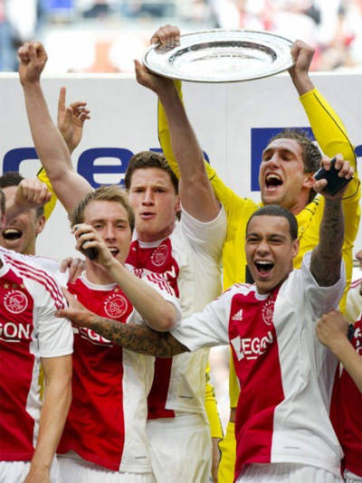 Stekelenburg (áo vàng) nâng Cup trong lễ đăng quang trước sự cố đánh rơi đĩa bạc.
