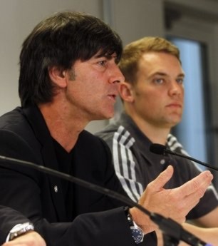 HLV Joachim Low và thủ môn Manuel Neuer của Đức.
