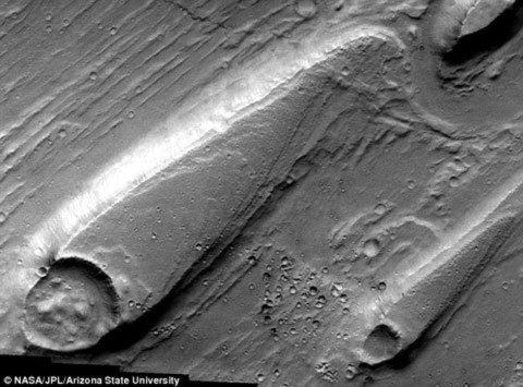 Hình ảnh được chụp bởi tàu vũ trụ Mars Odyssey cho thấy địa hình mà các nhà khoa học tin rằng đã được hình thành dưới nước