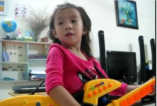 Bé 4 tuổi người Việt hát "Trouble is a friend" rất dễ thương