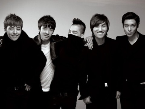 Nhóm nhạc Big Bang. Daesung đứng thứ hai từ phải sang.