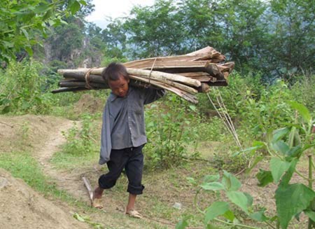 Cha con "người tiền sử" sống trên núi đá