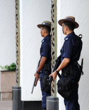 Nhân viên an ninh đứng gác trước khách sạn Shangri-la, nơi bộ trưởng quốc phòng các nước tham gia Diễn đàn an ninh. Ảnh: AFP