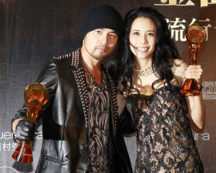 Châu Kiệt Luân và Mạc Văn Úy lên nhận giải thưởng tại Giai điệu vàng lần thứ 22 - giải thưởng âm nhạc dành riêng cho những bài hát tiếng Quan Thoại. Ảnh: AFP.